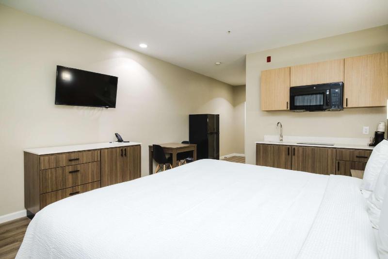 King Room with Kitchenette - Non-Smoking image 1
