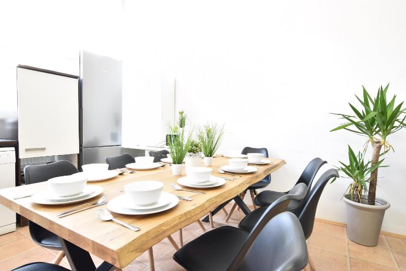 Big Wilten Apartment with free parking- Central and Peaceful - image 13