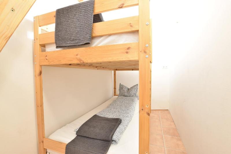 Big Wilten Apartment with free parking- Central and Peaceful - image 11
