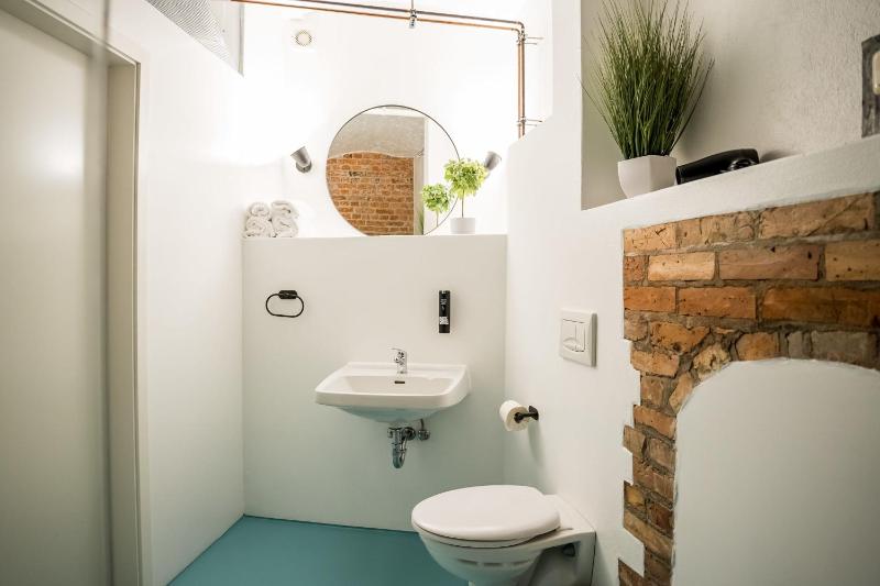 Spacious Apartment in Berlin Mitte for 6 - image 10
