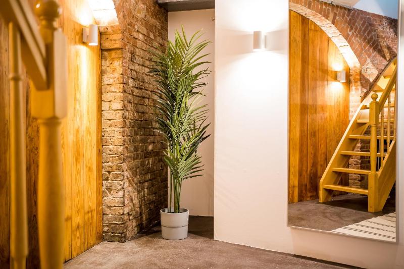Spacious Apartment in Berlin Mitte for 6 - image 15