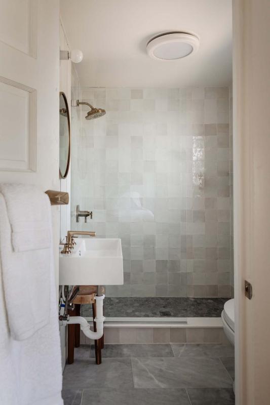Queen Room image 2