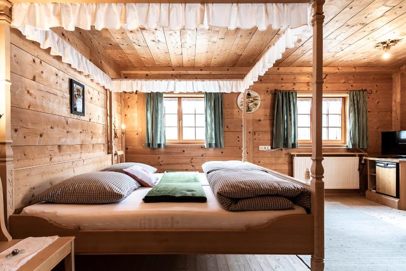 Deluxe Double Room with Bath image 2