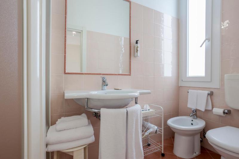 Double Room image 2