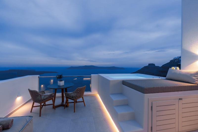 Suite with Hot Tub image 4