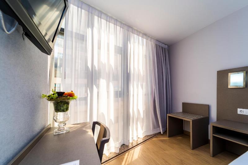 Standard Quadruple Room image 4