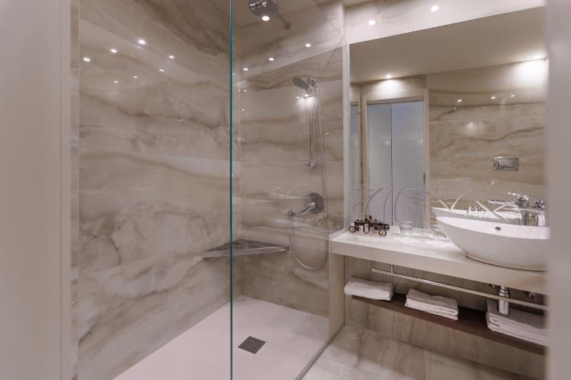 Prestige Double Room with Partial Lake View  image 4
