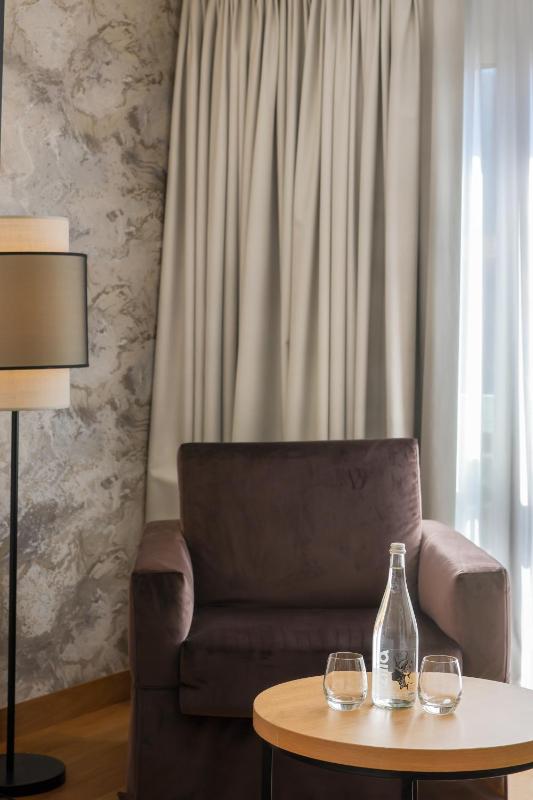 Deluxe Double or Twin Room with City View image 4