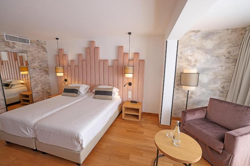 Deluxe Double or Twin Room with City View image 3