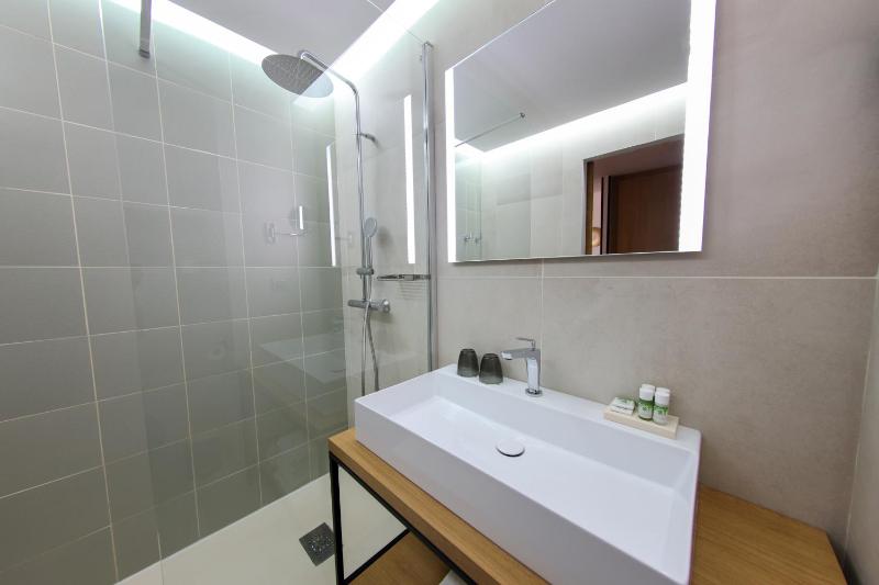 Deluxe Double or Twin Room with City View image 2