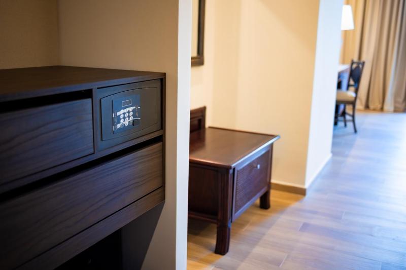 Superior Triple Room image 3