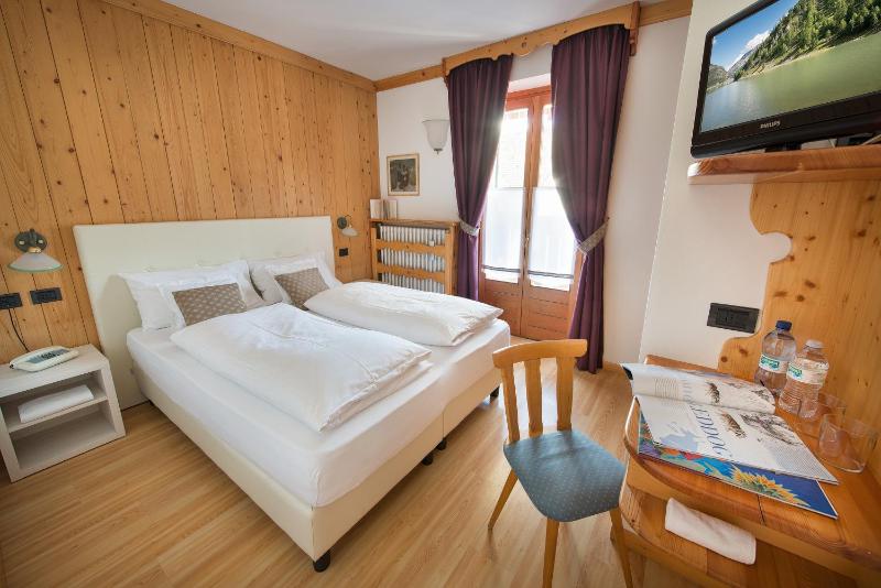 Standard Double or Twin Room image 4