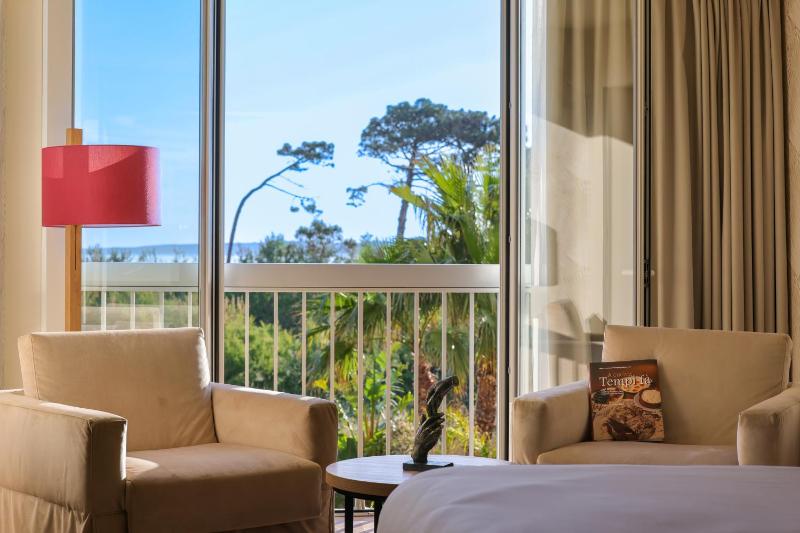 Deluxe Double Room with Sea View image 4