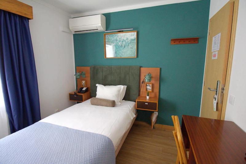 Single Room with Sea View image 3