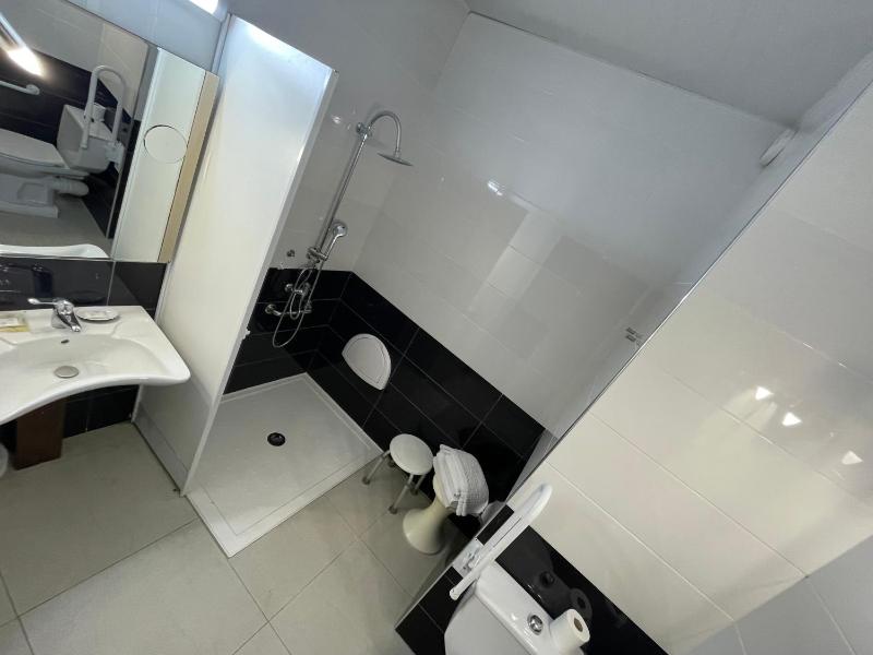 Twin Room - Disability Access image 4
