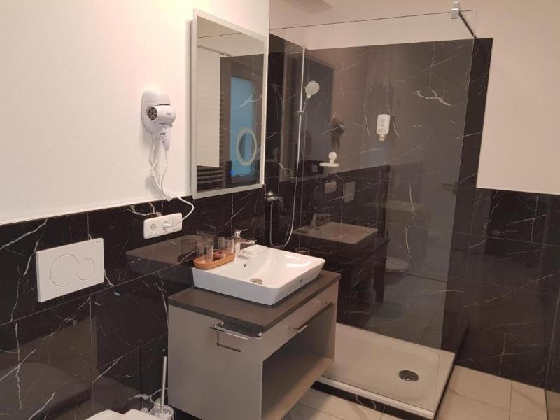 Twin Room with Private Bathroom image 3