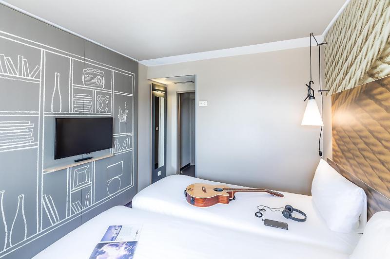 Standard Twin Room image 2