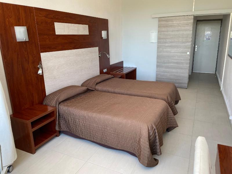 Twin Room - Disability Access image 2