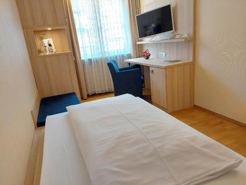 Standard Single Room image 3