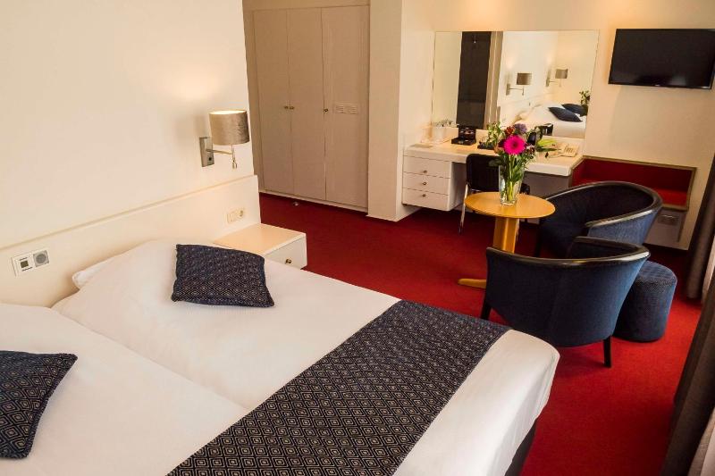 Junior Suite with Two Single Beds - Non-Smoking image 1