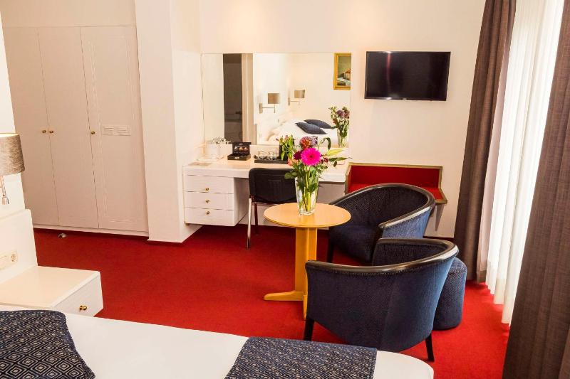 Junior Suite with Two Single Beds image 3