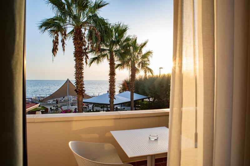 Deluxe Double Room with Sea View image 2