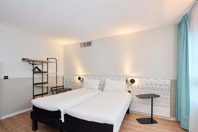 Standard Twin Room image 3