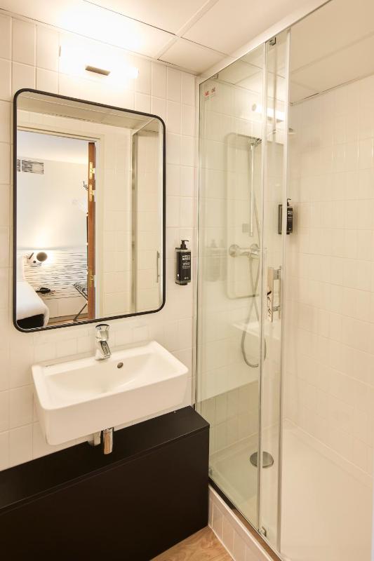 Standard Double Room image 3