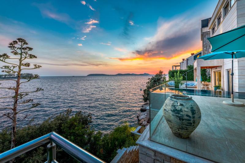 Villa - Beach Front image 1