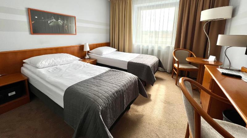 Twin Room image 4
