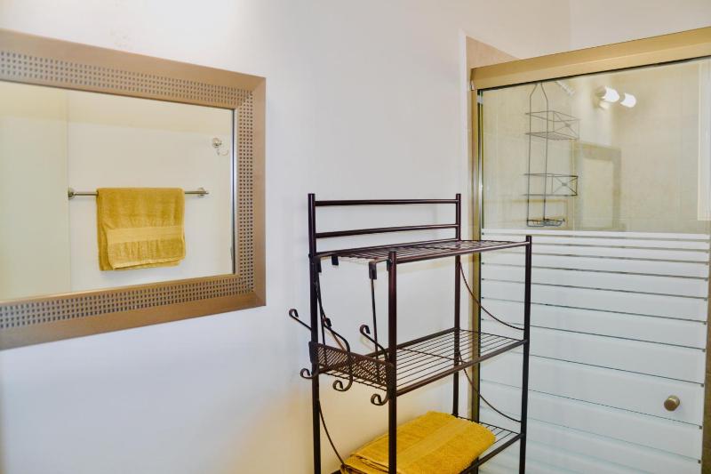 Cozy 2-bedroom apartment with amenities - image 17