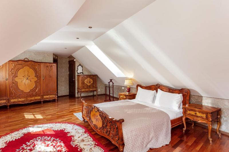 Classic Old Town Apartment next to the Gates of Dawn - image 10