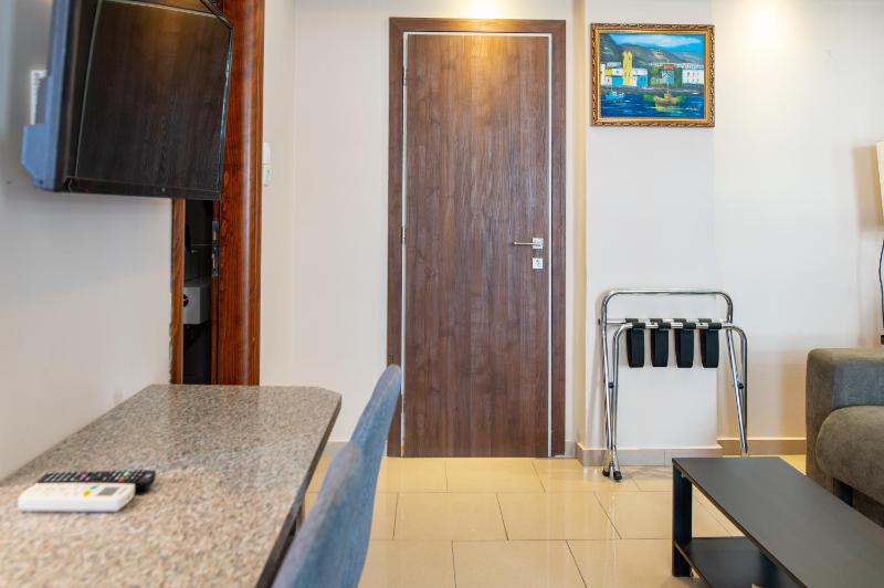Deluxe 1 bedroom Apartment image 3