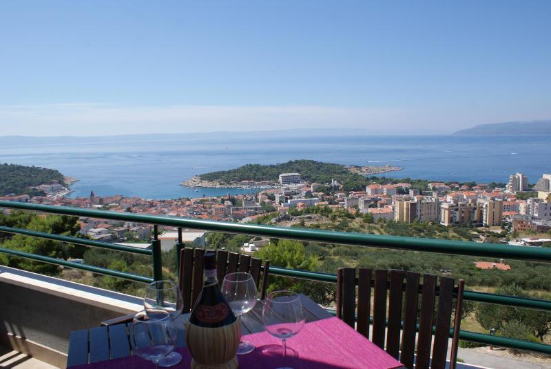 Three-Bedroom Apartment with Balcony and Sea View image 3