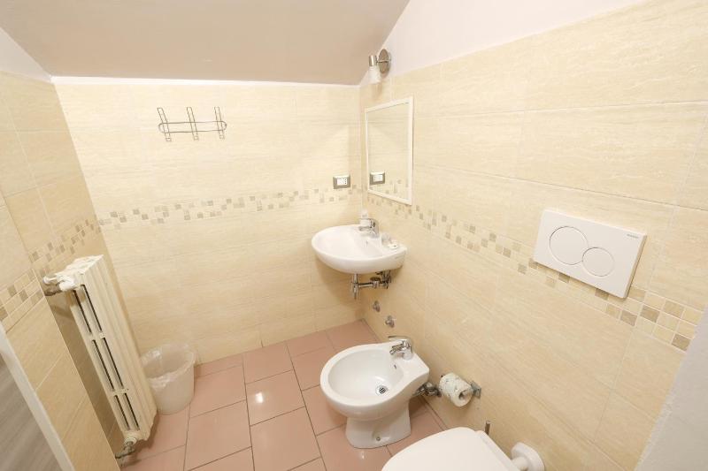Quadruple Room with Garden View image 3