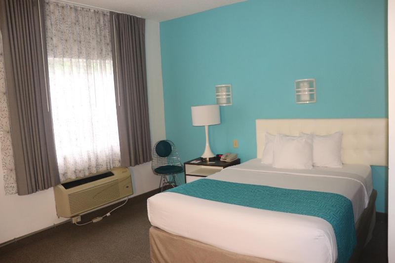 Queen Room - Mobility Access/Non-Smoking image 3