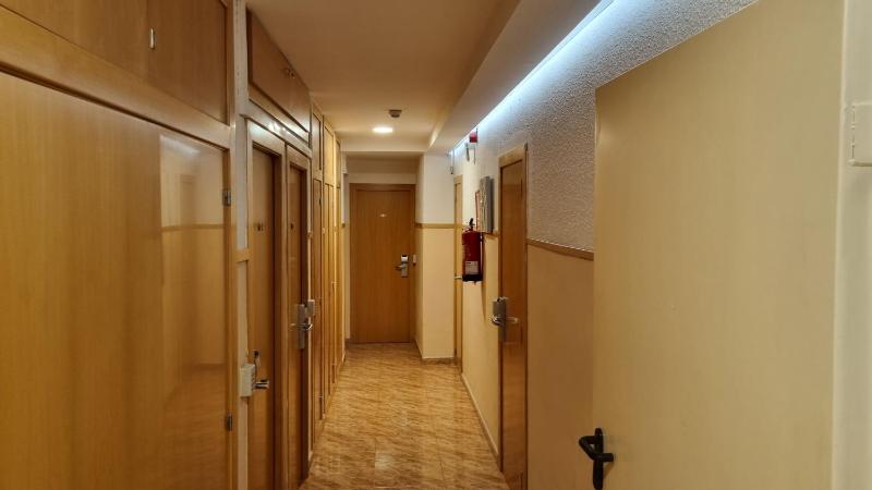 Single Room with Shared Bathroom image 3