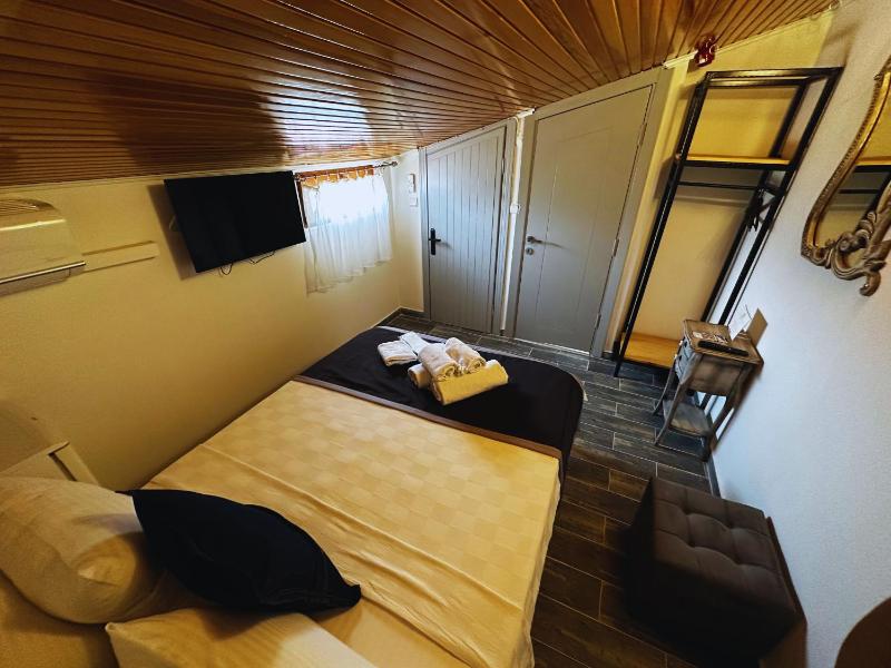 Economy Double Room image 3