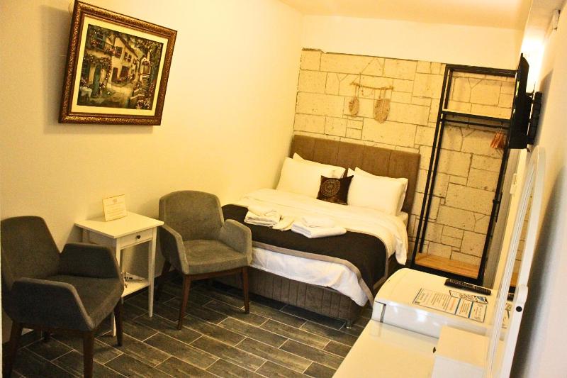 King Room with Garden View image 4