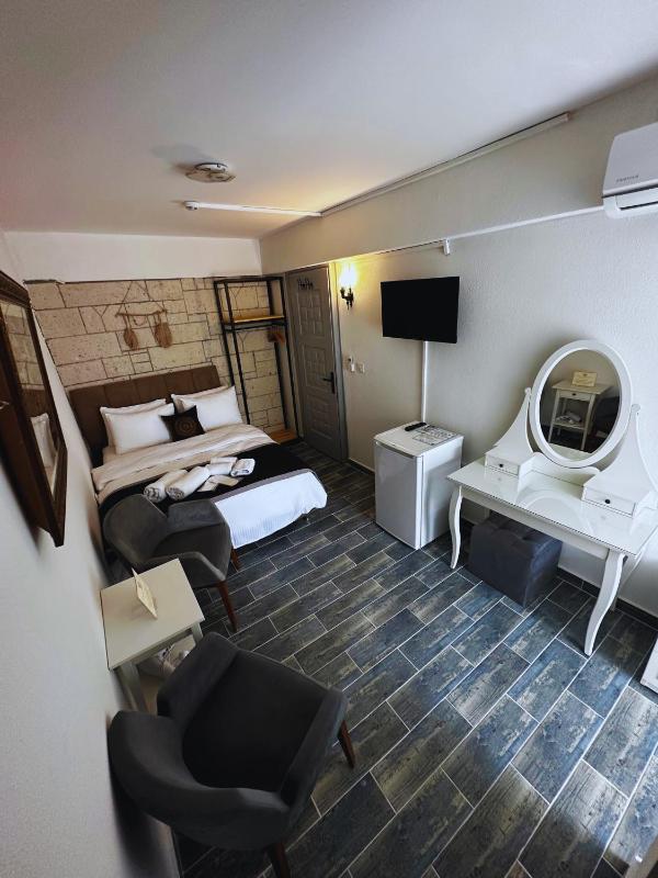 King Room with Garden View image 3