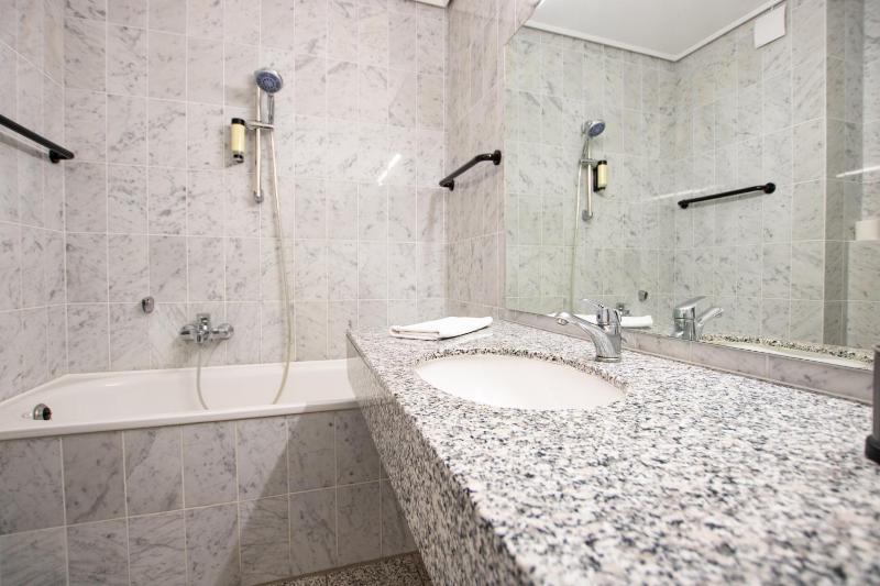 Double Room with Balcony image 2