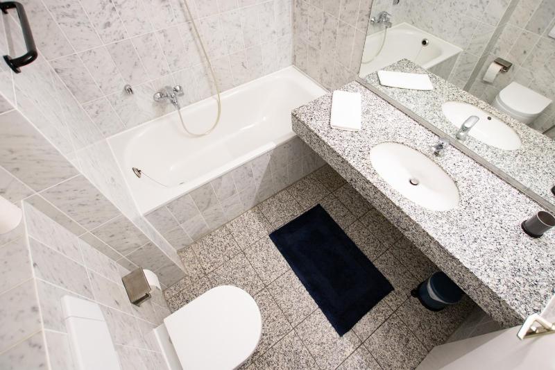 Twin Room image 1