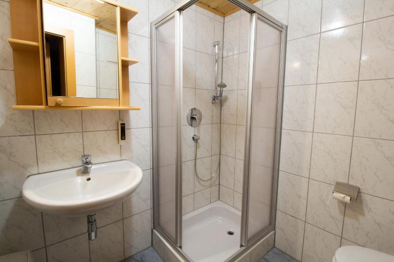 Apartment with Shower image 3
