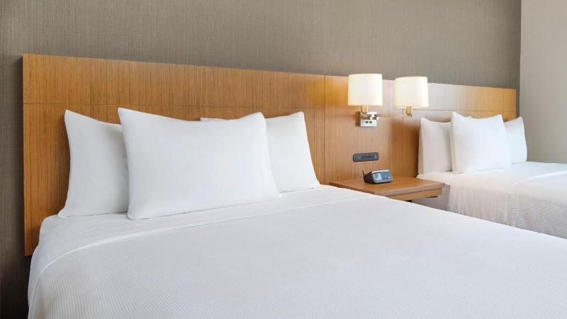 Queen Room with Two Queen Beds and View image 4