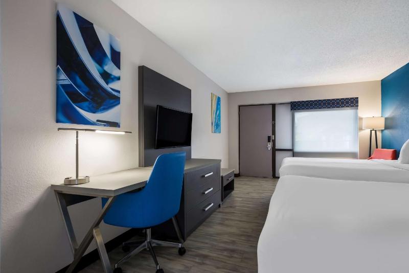 Queen Room with Two Queen Beds - Non-Smoking image 2