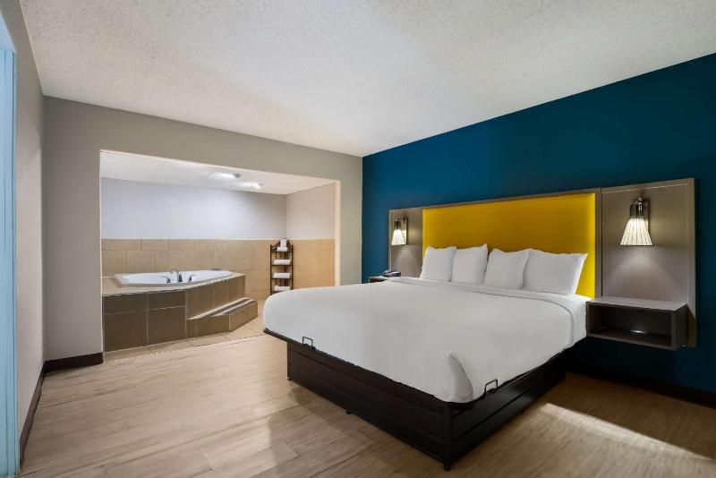 King Suite with Spa Bath - Non-Smoking image 3