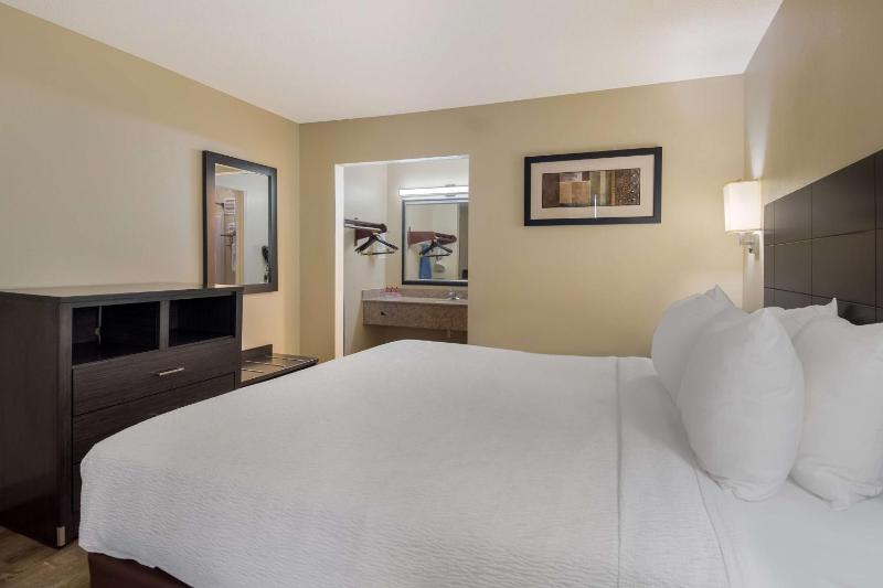 King Suite with Sofa Bed - Non-Smoking image 4