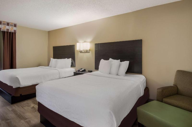 Queen Room with Two Queen Beds - Non-Smoking image 4