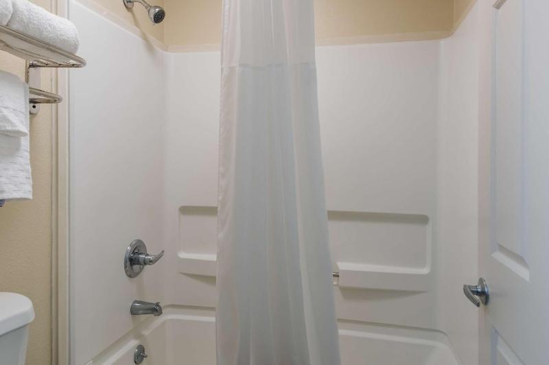 Queen Suite with Two Queen Beds - Non-Smoking image 2
