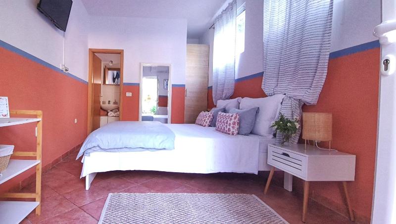 Studio apartments Roza - A charming oasis in the centre of Makarska - image 9